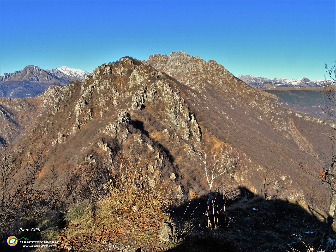 56 Vista sulla vera cima dell'Ocone (1410 m) e verso la Corna Camozzera e il Resegone.JPG